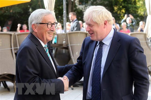 Chủ tịch Ủy ban châu Âu Jean-Claude Juncker (trái) trong cuộc gặp Thủ tướng Anh Boris Johnson tại Luxembourg ngày 16-9-2019. (Ảnh: AFP/TTXVN)