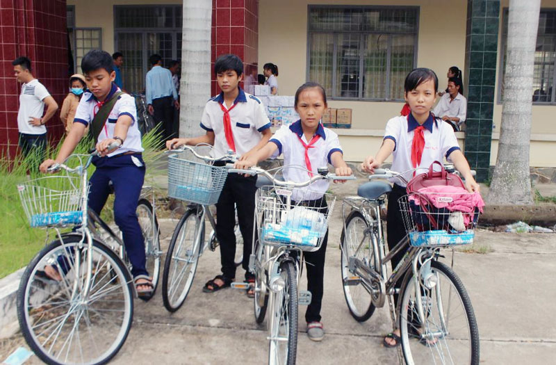 Phòng chống tội phạm xâm hại trẻ em Trẻ em vui bước tới trường.