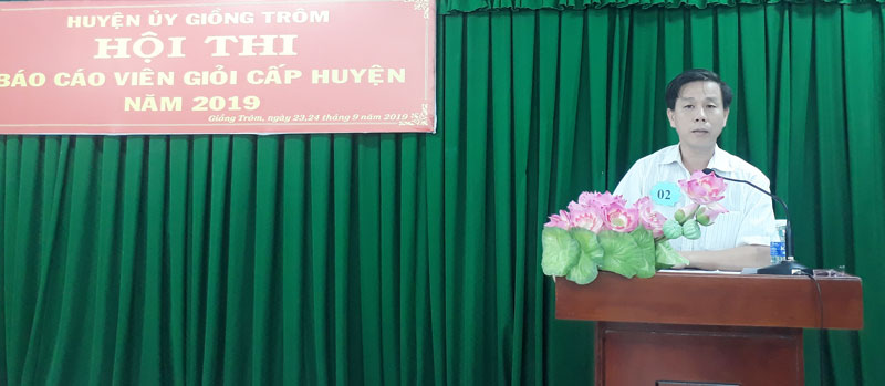 Thí sinh tham dự phần thi thuyết trình