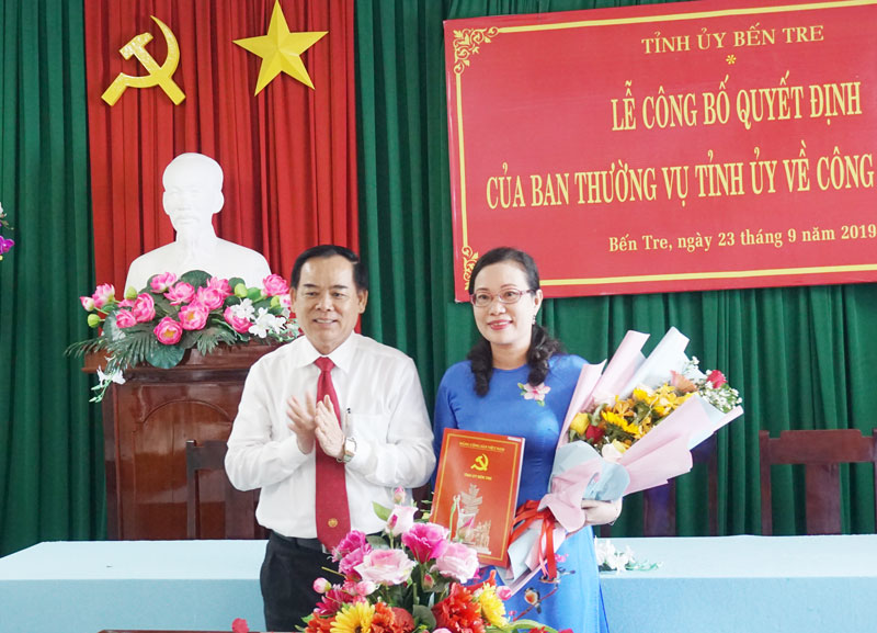 Phó bí thư Thường trực Tỉnh ủy Trần Ngọc Tam trao Quyết định và hoa chúc mừng cho đồng chí Nguyễn Trúc Hạnh.