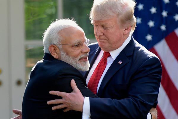 Thủ tướng Ấn Độ thăm Mỹ, nhận quà bất ngờ từ Tổng thống Trump Tổng thống Mỹ Trump chào đón Thủ tướng Ấn Độ Modi (trái) thăm Nhà Trắng. Ảnh: AP.
