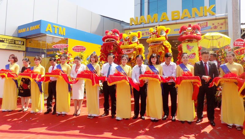 Khai trương điểm giao dịch Ngân hàng Nam Á tại Thạnh Phú Cắt băng khánh thành điểm giao dịch Ngân hàng Nam Á tại huyện Thạnh Phú.