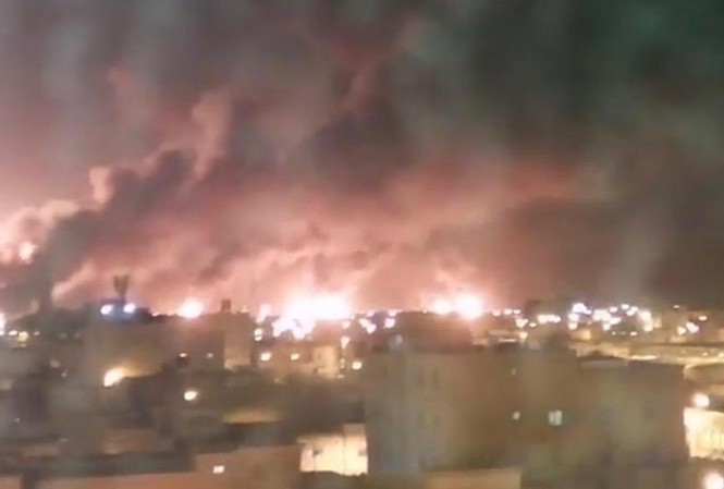 Châu Âu ủng hộ Mỹ, đổ lỗi Iran tấn công cơ sở dầu của Saudi Arabia Khói bốc lên sau vụ tấn công các cơ sở dầu mỏ của Saudi Arabia. Ảnh: Twitter.