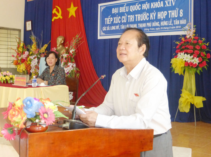 Chủ tịch Hội Nghề cá Việt Nam Nguyễn Việt Thắng trình bày với cử tri về dự kiến kỳ họp lân thứ 8 Quốc hội khóa XIV