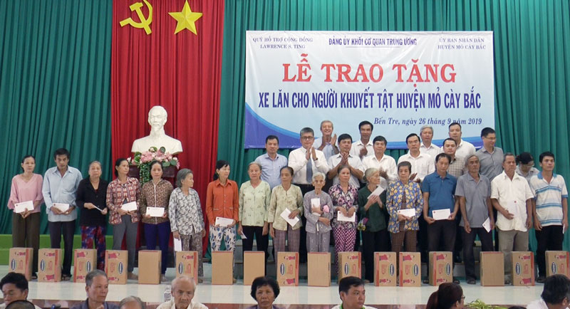 Trao xe lăn cho người khuyết tật huyện Mỏ Cày Bắc. Ảnh: Nguyễn Hoài