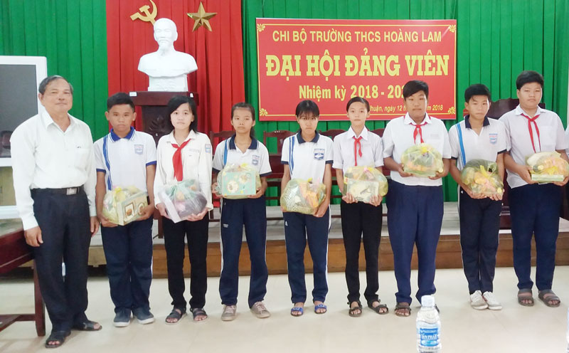 Ông Trương Văn Tấn tặng quà cho học sinh nghèo, hiếu học.