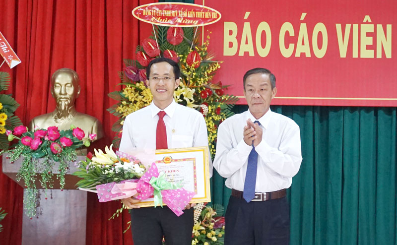 Bí thư Đảng ủy Khối Cơ quan - Doanh nghiệp tỉnh Võ Văn Kiệt trao hoa và giấy khen cho thí sinh Nguyễn Thái Hùng đoạt giải Nhất Hội thi.