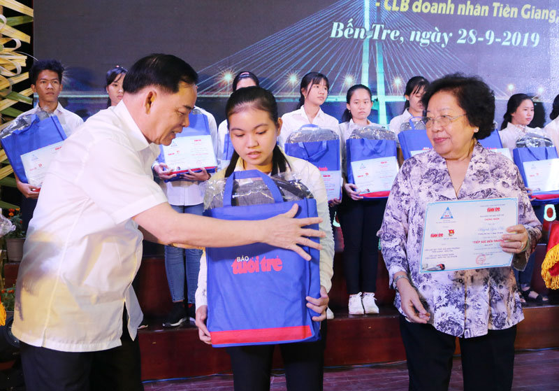 Báo Tuổi Trẻ trao 86 suất học bổng “Tiếp sức đến trường” năm 2019 Phó bí thư Thường trực Tỉnh ủy Trần Ngọc Tam trao học học cho tân sinh viên