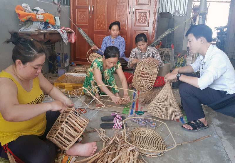 Cở sở  đan giỏ lục bình của chị Lê Thị Yến Dân tạo việc làm cho nhiều lao động địa phương.