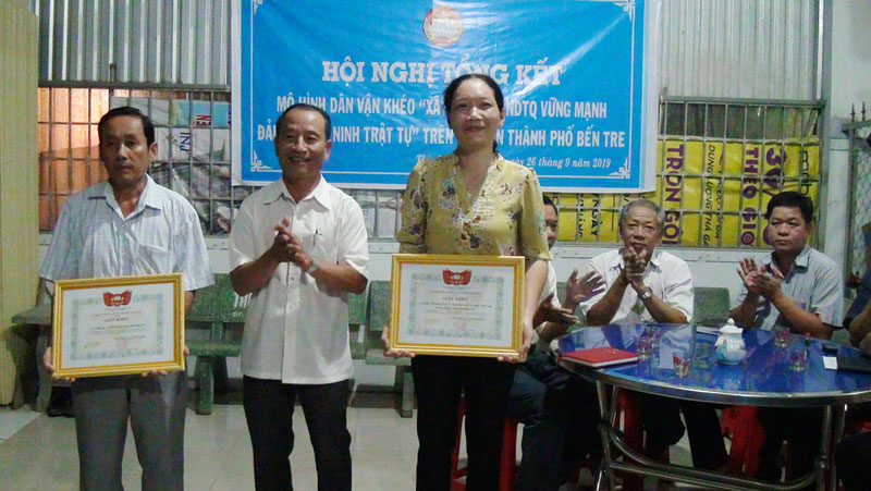 TP. Bến Tre tổng kết mô hình dân vận khéo Xây dựng tổ nhân dân tự quản Các tập thể, cá nhân được khen thưởng. Ảnh: Phương Thảo