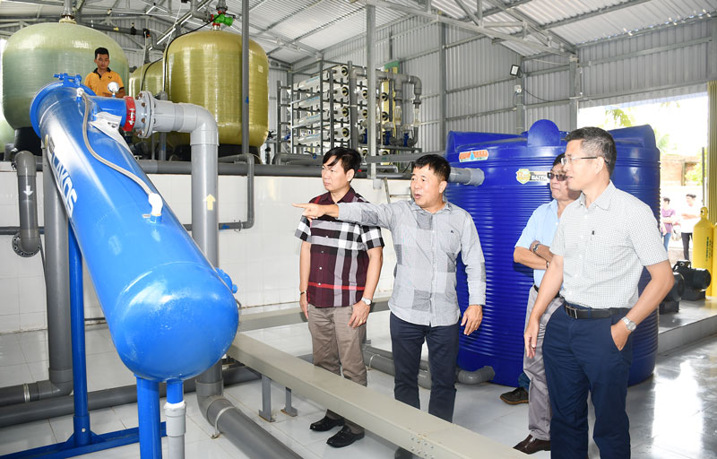 Thực hiện tiêu chí môi trường trong xây dựng nông thôn mới Đưa vào hoạt động Nhà máy nước Vĩnh Hòa, góp phần đạt tiêu chí môi trường trong xây dựng nông thôn mới xã Vĩnh Hòa (Chợ Lách). Ảnh: Hữu Hiệp