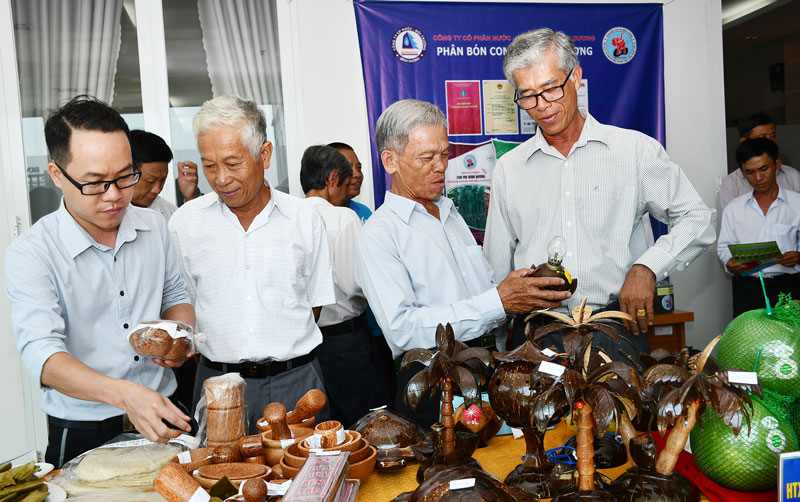 Nông dân tham quan trưng bày các sản phẩm nông nghiệp chủ lực của tỉnh. Ảnh: H.Hiệp