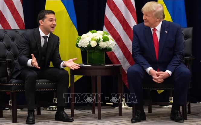 Tổng thống Mỹ Donald Trump (phải) và Tổng thống Ukraine Volodymyr Zelensky trong cuộc gặp tại New York ngày 25-9-2019. Ảnh: AFP/TTXVN