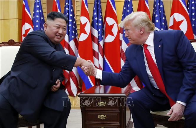 Tổng thống Mỹ Donald Trump (phải) và nhà lãnh đạo Triều Tiên Kim Jong-un trong cuộc gặp tại Tòa nhà Tự do bên phần lãnh thổ Hàn Quốc ở Khu phi quân sự (DMZ) ngày 30-6-2019. Ảnh: THX/TTXVN