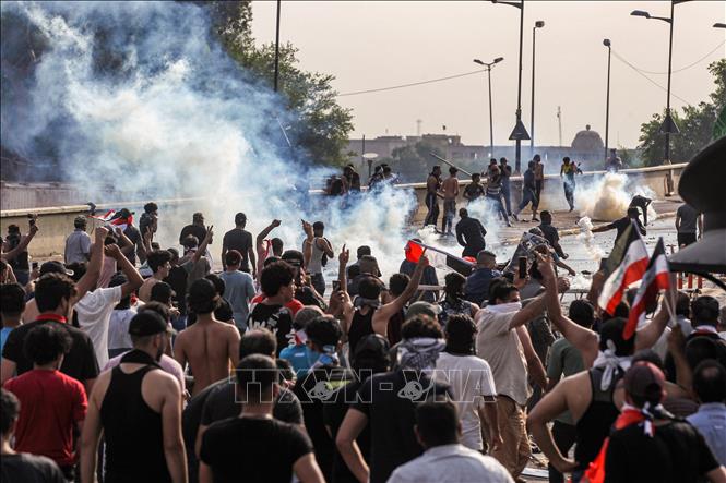 Người biểu tình đụng độ với cảnh sát tại Baghdad, Iraq, ngày 1-10-2019. Ảnh: AFP/TTXVN