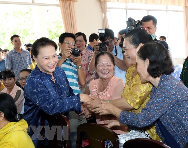 Chủ tịch Quốc hội Nguyễn Thị Kim Ngân với cử tri phường Hưng Thạnh, Cần Thơ. Ảnh: TTXVN