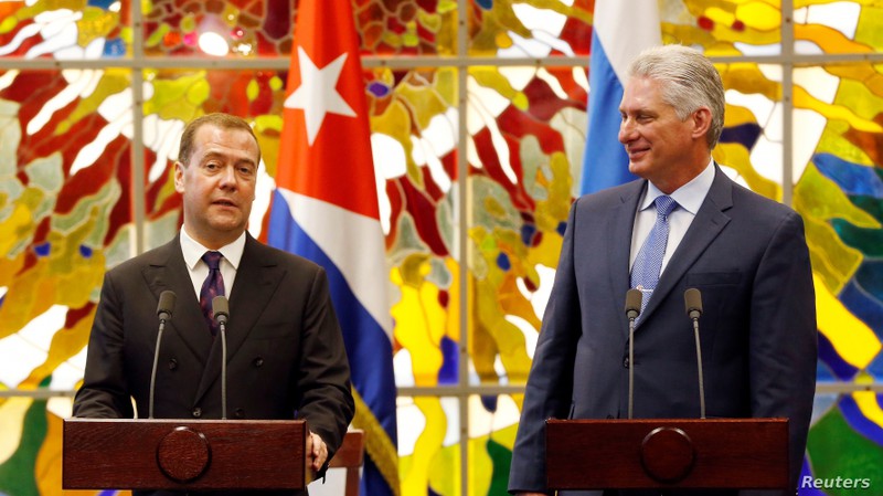 Thủ tướng Nga Dmitri Medvedev (trái) và Chủ tịch Cuba Miguel Diaz-Canel. Ảnh: Reuters