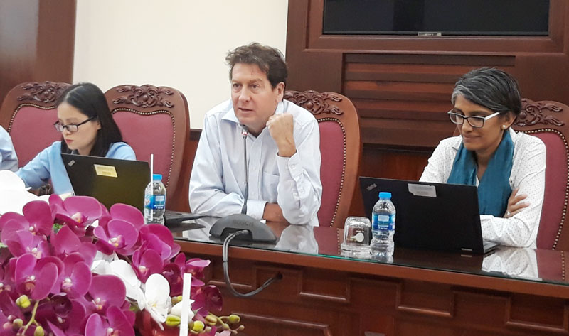 Đoàn công tác của Ngân hàng Thế giới đến làm việc tại Bến Tre Ông Christophe Pierre Crepin (ở giữa). Ảnh: Phương Huỳnh