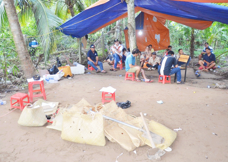 Các đối tượng tham gia cùng tang vật. Ảnh: Nguyễn Đăng