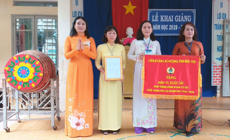 Công đoàn cơ sở Trường THCS An Khánh nhận cờ xuất sắc khối THCS. Ảnh: PV