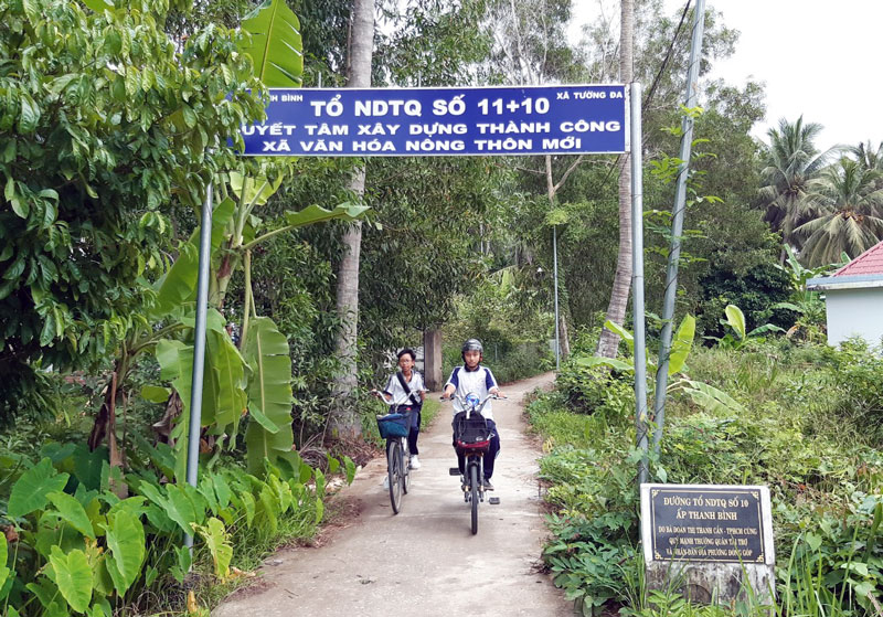 Tổ nhân dân tự quản điển hình Đường bê-tông về tổ NDTQ số 10, ấp Thanh Bình. Ảnh: T.Lập