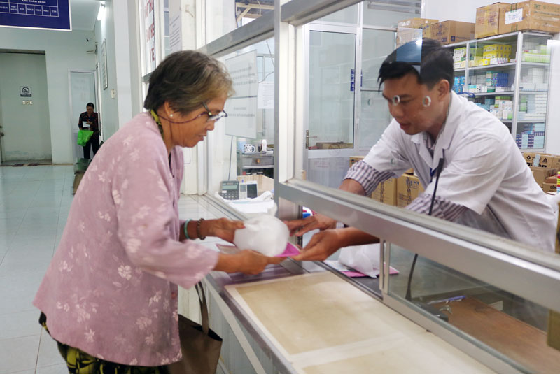 Cơ sở y tế đầu tiên sử dụng túi nylon tự hủy Nhân viên Khoa dược, Trung tâm Y tế TP. Bến Tre sử dụng túi nylon tự hủy sinh học đựng thuốc cho bệnh nhân.