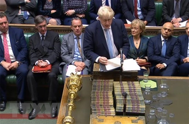 Chính phủ Anh lên kế hoạch tổ chức phiên họp quốc hội đặc biệt Thủ tướng Anh Boris Johnson (phía trước) phát biểu tại một phiên họp Hạ viện ở London. Nguồn: AFP/TTXVN