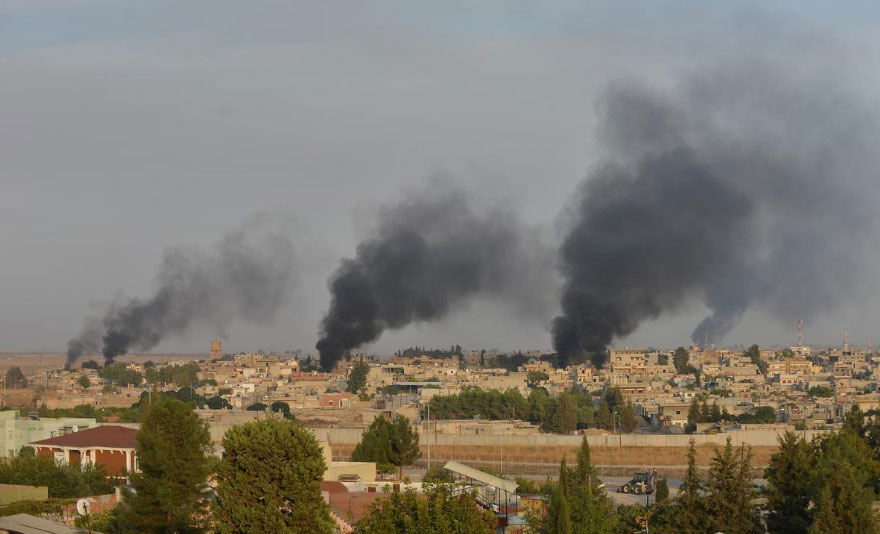 Khói bốc lên từ thị trấn Ras al-Ain của Syria. Ảnh: Reuters
