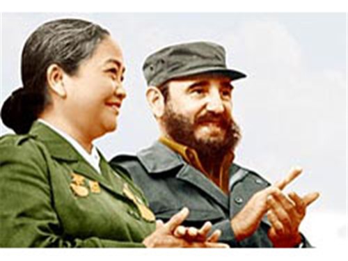 Nữ tướng Nguyễn Thị Định và Chủ tịch Cuba Fidel Castro. Ảnh tư liệu