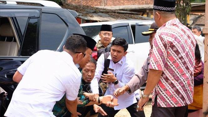 Bộ trưởng Điều phối các vấn đề chính trị, pháp lý và an ninh của Indonesia Wiranto (thứ 2, trái) bị tấn công bằng dao ngày 10-10-2019. Ảnh: Special/TTXVN