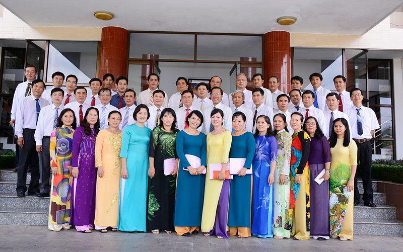 Chánh Văn phòng Tỉnh ủy Cán bộ, nhân viên Văn phòng Tỉnh ủy chụp ảnh lưu niệm với Thường trực Tỉnh ủy. Ảnh: CTV