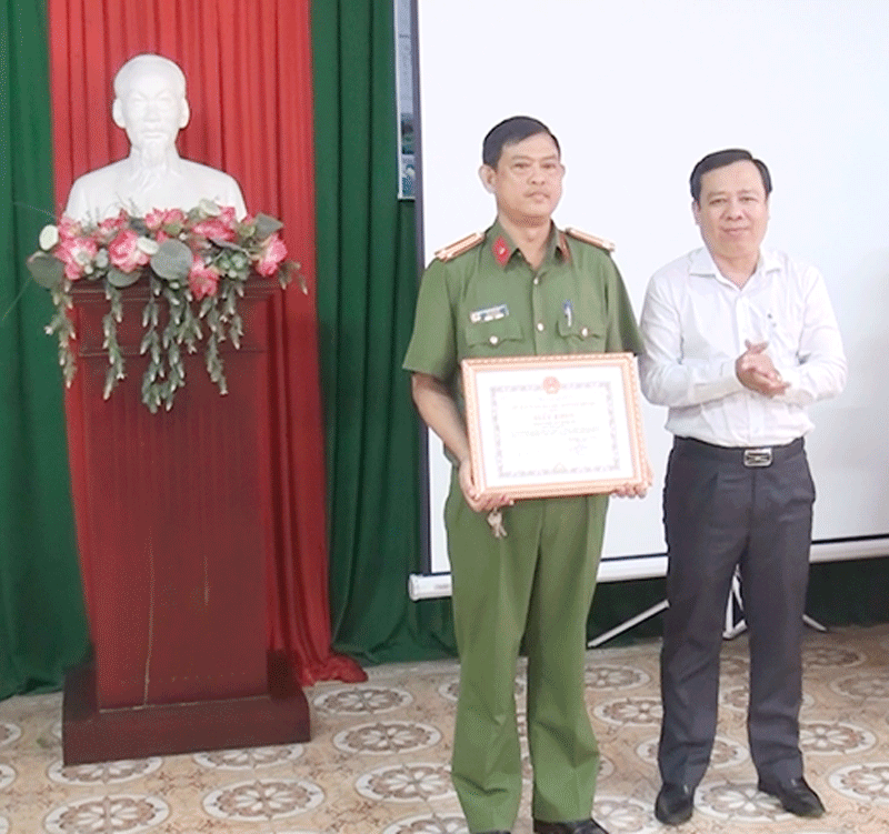 Chủ tịch UBND TP. Bến Tre Bùi Minh Tuấn trao giấy khen cho Thượng tá Lê Văn Hài - Đội trưởng đội cảnh sát hình sự Công an thành phố