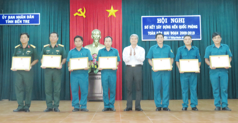 Nâng cao nhận thức về xây dựng nền quốc phòng toàn dân Phó chủ tịch UBND tỉnh trao bằng khen cho các tập thể và cá nhân.