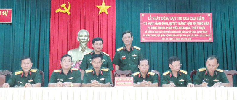 Nâng cao nhận thức về xây dựng nền quốc phòng toàn dân Các cơ quan, đơn vị ký kết thi đua.