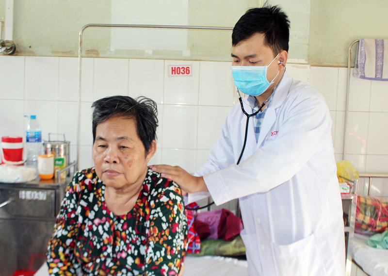 Bác sĩ Bệnh viện Nguyễn Đình Chiểu đang khám bệnh cho bà Thu. Ảnh: H. Đức