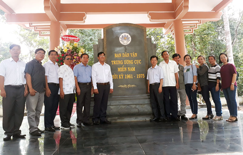 Học và làm dân vận theo Bác trong tình hình hiện nay Đoàn cán bộ Dân vận của tỉnh tham quan Di tích lịch sử Ban Dân vận Trung ương Cục Miền Nam. Ảnh: Nguyễn Diễm