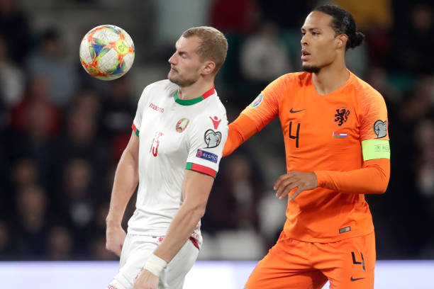 Van Dijk mắc 1 sai lầm hết sức sơ đẳng. Ảnh: Getty Images