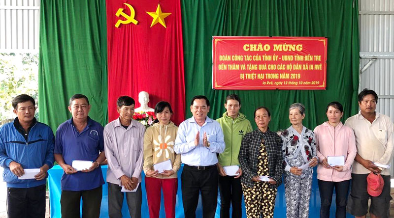 Thăm, hỗ trợ người dân bị thiệt hại do mưa, lũ tại Ea Súp Phó bí thư Thường trực Tỉnh ủy Trần Ngọc Tam trao tiền hỗ trợ cho các hộ dân xã Ia Rvê. Ảnh: Ngọc Huy