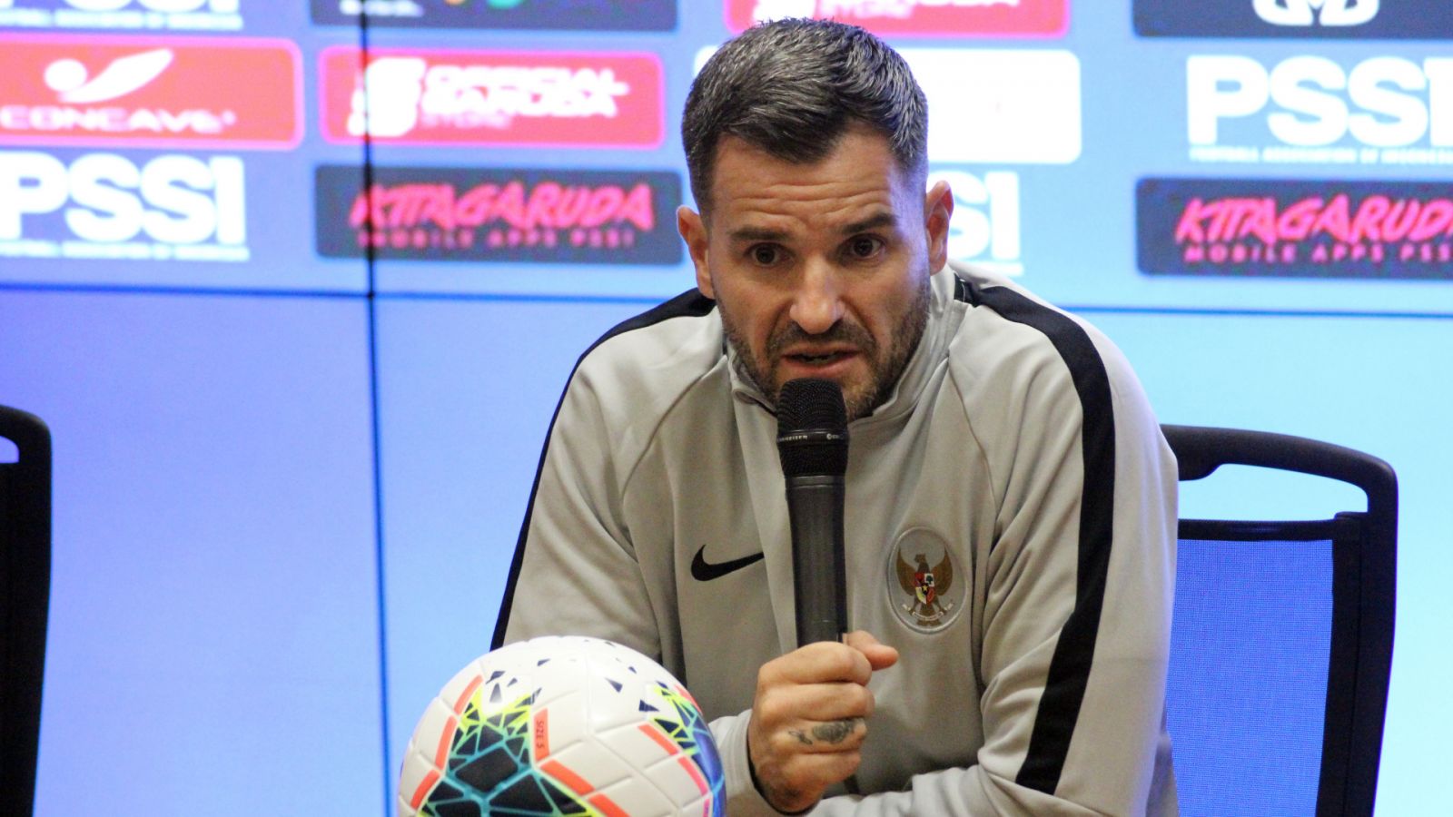 HLV trưởng ĐT Indonesia: Simon Mcmenemy