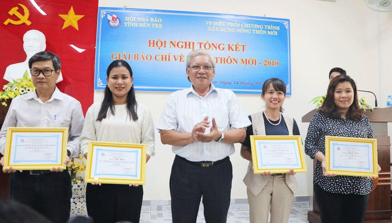 Trao 24 giải báo chí về nông thôn mới năm 2019 Trao giải nhất cho 4 tác giả ở 4 thể loại báo in, báo điện tử, truyền hình và phát thanh.
