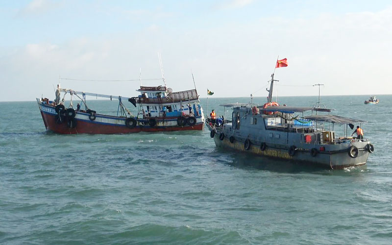 Báo động tình trạng giã cào sai tuyến Tàu tuần tra Hải đội Biên phòng 2 kiểm soát phương tiện khai thác thủy sản trên biển.