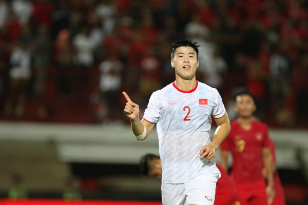 Duy Mạnh (số 2) ghi bàn đầu tiên cho đội tuyển Việt Nam.