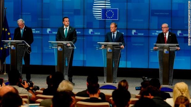 Các nhà lãnh đạo EU tham dự họp báo sau khi thông qua thỏa thuận. (Ảnh: AFP/Getty)