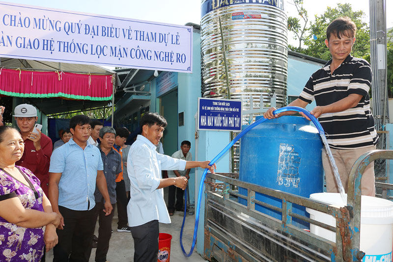 Hệ thống lọc mặn RO đưa vào phục vụ nhu cầu nước sinh hoạt cho người dân xã Tân Phú Tây.
