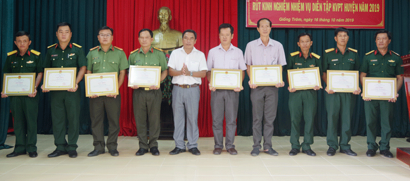 Lãnh đạo UBND huyện Giồng Trôm trao thưởng cho các tập thể và cá nhân