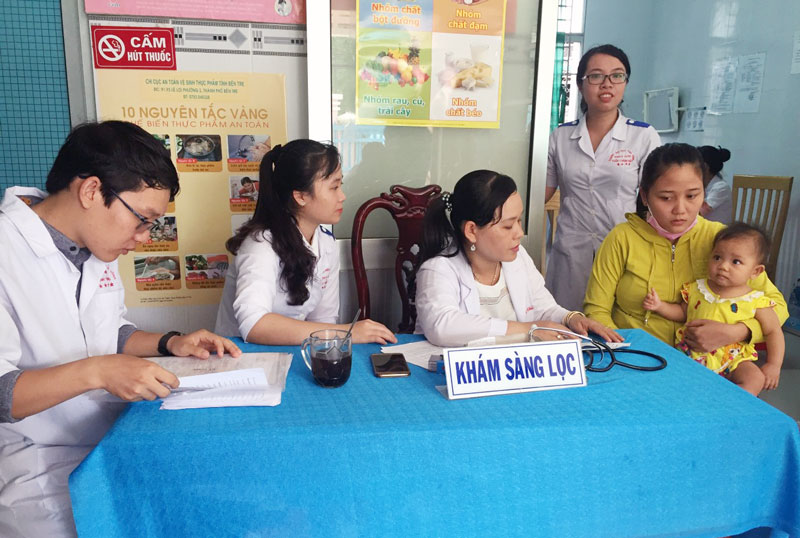 Phát triển y tế cơ sở, nâng cao chất lượng chăm sóc sức khỏe nhân dân Khám sàng lọc sức khỏe cho trẻ tại Trạm Y tế xã Phú Hưng, TP. Bến Tre. Ảnh: H. Quốc
