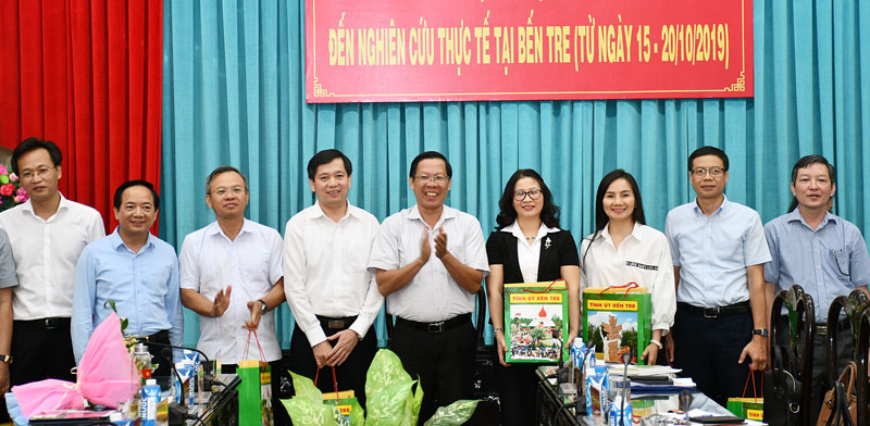 Bí thư Tỉnh ủy Phan Văn Mãi trao quà, biểu tượng Đồng Khởi Bến Tre cho các thành viên trong đoàn.