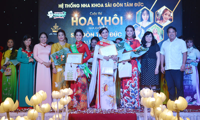 Võ Thị Hồng Diệp đoạt Hoa khôi Nha khoa Sài Gòn Tâm Đức Ban Tổ chức trao giải cho các thí sinh.