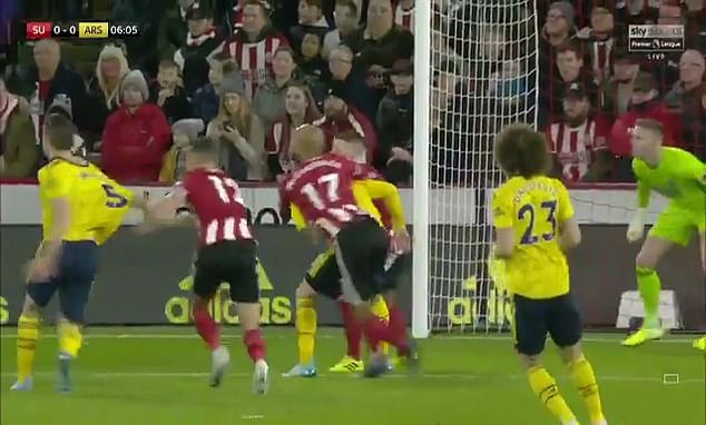 Sokratis bị kéo áo trước khi ngã trong vòng cấm địa Sheffield