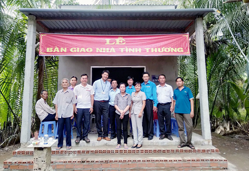 Trao tặng nhà cho công nhân lao động Bàn giao nhà cho chị Lê Thị Thanh Ngoan.